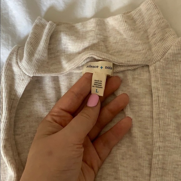 Long sleeve key hole shirt - Picture 3 of 5